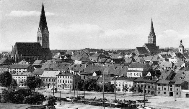 Die ehemals drei Kirchen im Stadtzentrum auf einem Bild - Nikolaikirche, Marienkirche und Stiftkirche (v.l.n.r.)