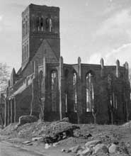Abb. 3: Zerstörte Nikolaikirche (Ostseite) mit den neu errichteten Dächern über dem Südanbau