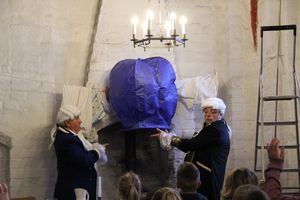 Spielerische Darstellung der Geschichte der Gebrüder Montgolfiers in der Sakristei