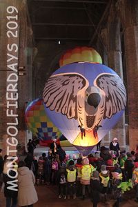 Buntes Modellballooning im Kirchenschiff mit Kindergruppen