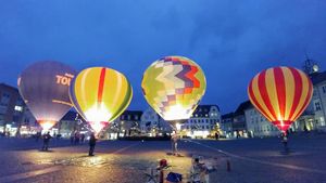 Modellballone von Rene Metz, Christian Schulz, Jürgen Meier und Peer Wittig beim abendlichen Ballonglühen auf dem Anklamer Marktplatz