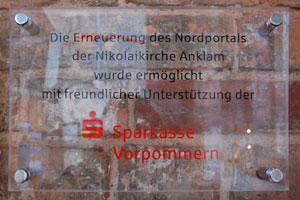 Abb. 8: Nikolaikirche Anklam, Neues Nordportal (Spendentafel für die Sparkasse Vorpommern, 2015)