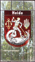 Nikolaikirche Anklam, Wappenfenster von Anklams Partnerstadt Heide (*2015)