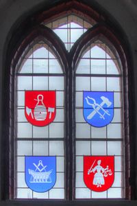 Nikolaikirche Anklam, Zunftfenster 0.21 in Sakristei (* 2017, Zunftwappen der Böttcher, Schlosser, Schiffszimmermänner, Kämmer/Kaufleute)