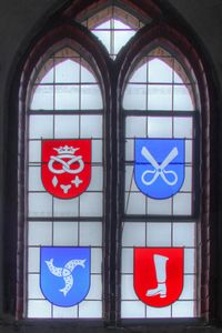 Nikolaikirche Anklam, Zunftfenster 0.22 in Sakristei (* 2017, Zunftwappen der Bäcker, Schneider, Fischer, Schuhmacher)