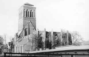Abb. 8: St. Nikolai mit Turmhelm und überdachten Südanbau, vor 1990
