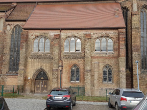 Nikolaikirche Anklam, Südanbau mit dem neuen Dach und neuen Fenstern (Foto von 2017)