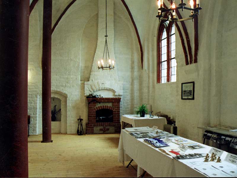 Renovierte Sakristei mit den markanten Stützpfeilern des Notdaches (1999)