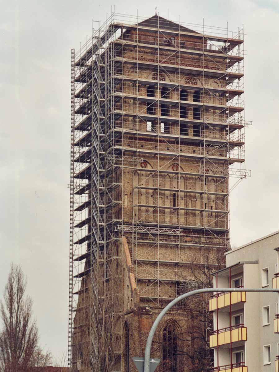 Eingerüsteter Turm bei Turmsanierung (2004-2005)